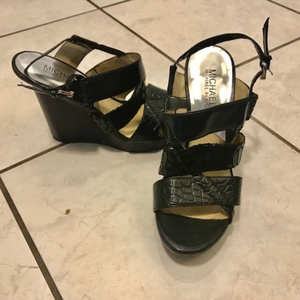MICHAEL KORS BLACK LEATHER WEDGE SANDALS (used)